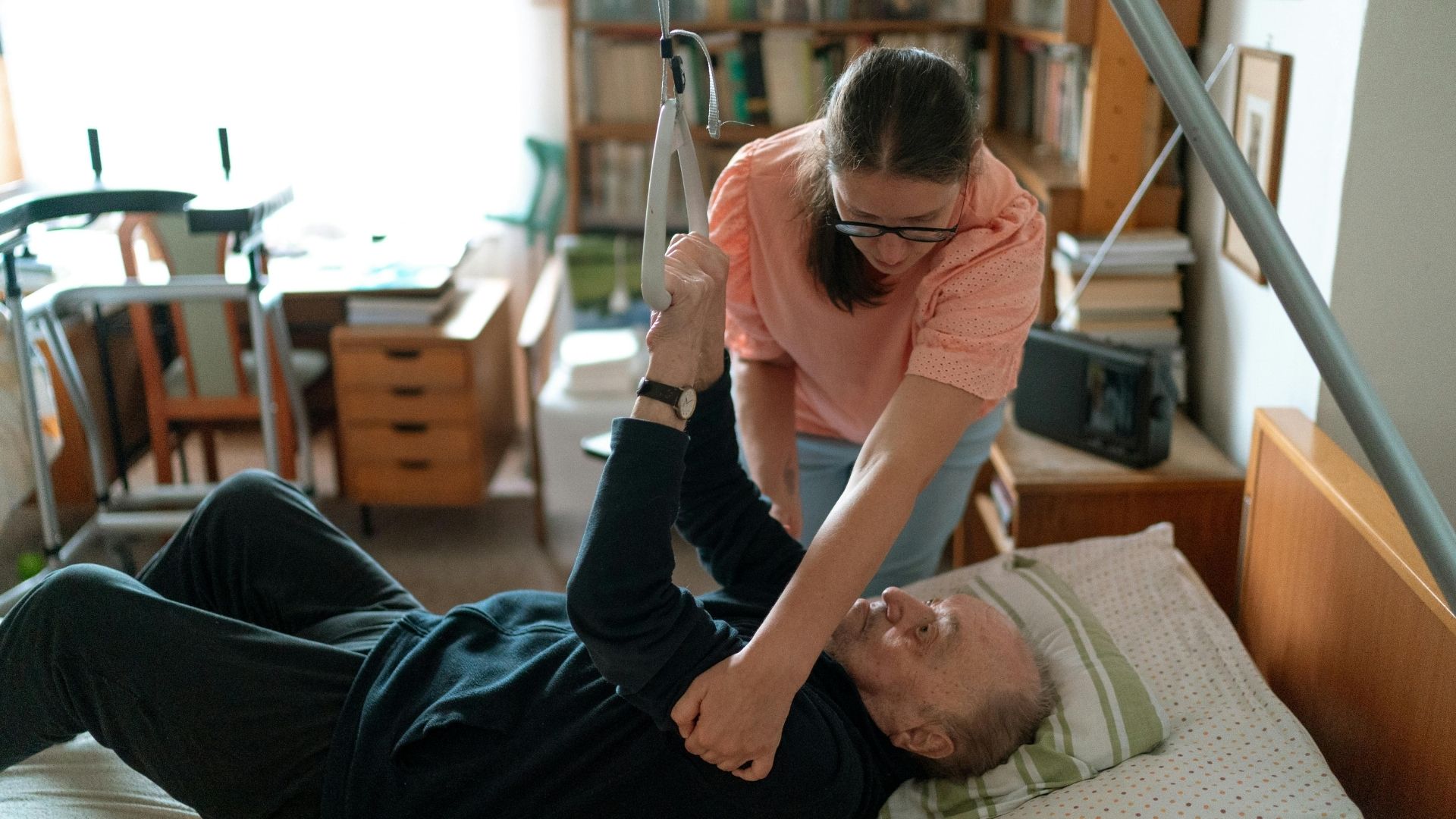 Yaşlılara Evde Fizik Tedavi: Konforlu ve Kişiselleştirilmiş Sağlık Rehberi